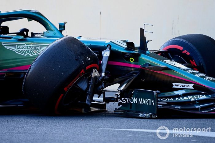 El coche dañado de Lance Stroll, Aston Martin AMR21