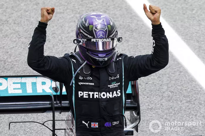 Ganador Lewis Hamilton, Mercedes, celebra en Parc Ferme