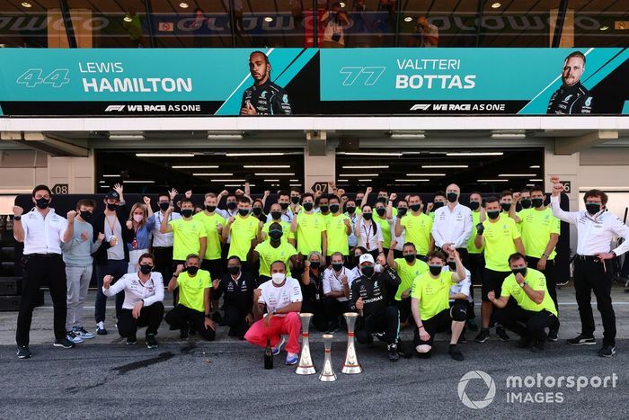 Lewis Hamilton, Mercedes, primera posición, Valtteri Bottas, Mercedes, tercera posición, y el equipo de Mercedes celebra la victoria