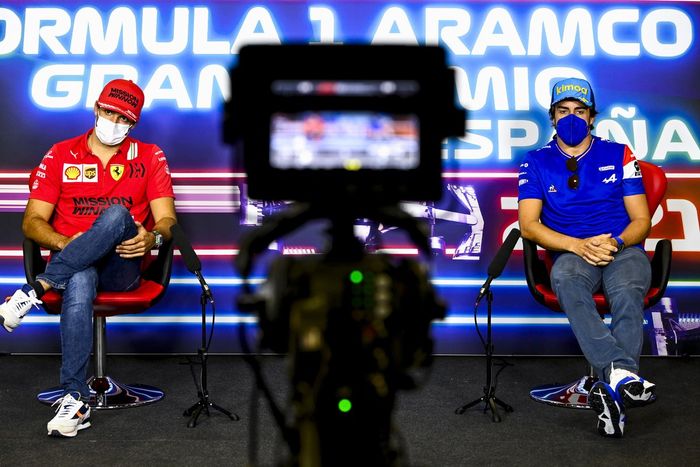 Carlos Sainz Jr., Ferrari, Fernando Alonso, Alpine F1  en la conferencia de prensa