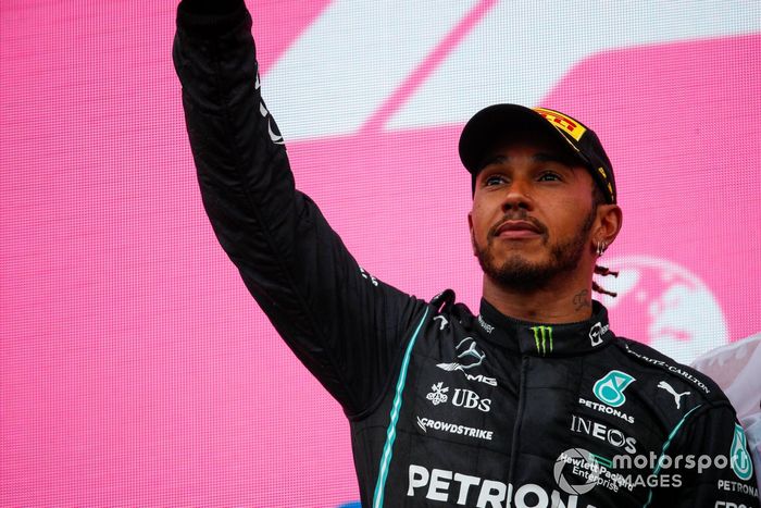 Podio: segundo lugar Lewis Hamilton, Mercedes