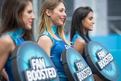 FanBoost, ragazze ai box
