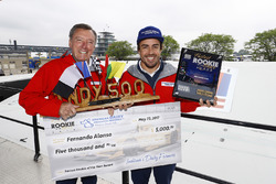 Фернандо Алонсо, Andretti Autosport Honda, з колишнім переможцем Інді-500 (McLaren) Джонні Рутерфорд