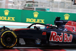 Daniil Kvyat, Scuderia Toro Rosso STR11 mit Halo-Cockpitschutz