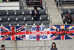 Lewis Hamilton, Mercedes AMG F1 fans y banners
