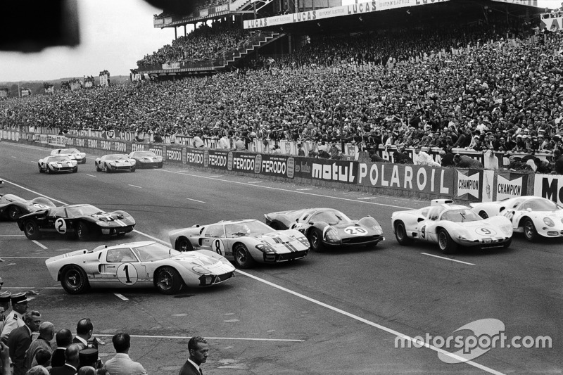 Chaotische Le Mans-start #1 Ken Miles wordt ingehaald door de concurrentie van Ford, Ferrari en Chaparral-Chevrolet