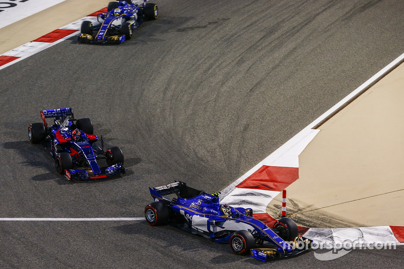 Pascal Wehrlein, Sauber C36-Ferrari, Daniil Kvyat, Scuderia Toro Rosso STR12, Marcus Ericsson, Sauber C36