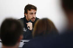 Fernando Alonso, McLaren, avec les médias