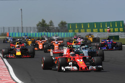 Kimi Raikkonen, Ferrari SF70-H at the start of the race