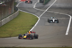 Max Verstappen, Red Bull Racing RB13, lidera a Valtteri Bottas, Mercedes AMG F1 W08 y Sebastian Vettel, Ferrari SF70H