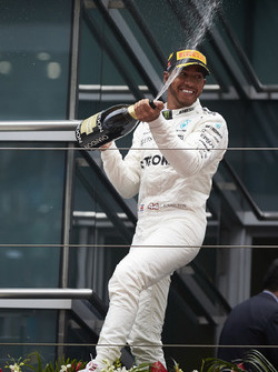 Podium: Lewis Hamilton, Mercedes AMG, spitzt Champagner