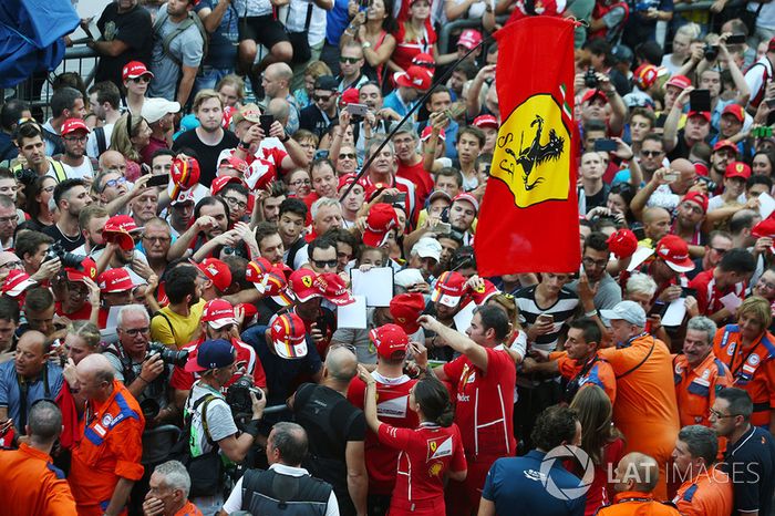 Kimi Raikkonen, Ferrari, firma de autógrafos para los aficionados