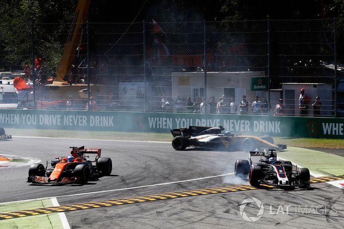 Alonso, Grosjean y Palmer. Solo uno traza como debe trazarla la primera chicane