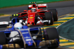 Антонио Джовинацци, Sauber C36, и Кими Райкконен, Ferrari SF70H