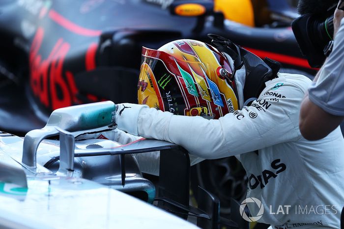 Ganador de la carrera Lewis Hamilton, Mercedes AMG F1 celebra en parc ferme