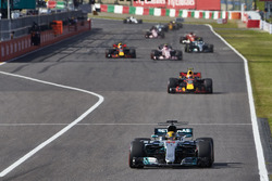 Льюіс Хемілтон, Mercedes AMG F1 W08, лідирує