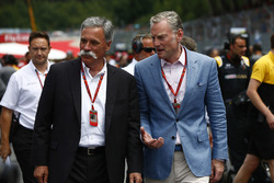 Председатель Formula One Group Чейз Кэри и управляющий директор Ф1 по коммерческим операциям Шон Бра