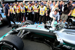 Победитель - Нико Росберг, Mercedes AMG F1 Team W07 на пит-лейне