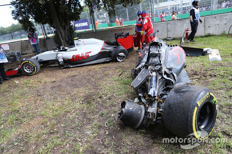 McLaren MP4-31 Фернандо Алонсо, McLaren з Haas VF-16 Естебана Гутьєрреса, Haas F1 Team після аварії