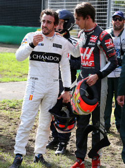 Esteban Gutierrez, Haas F1 Team y Fernando Alonso, McLaren