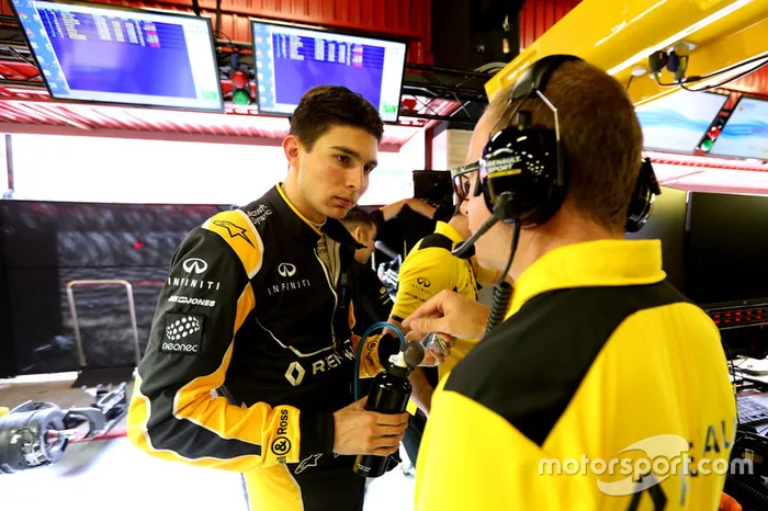 Esteban Ocon, Renault Sport F1 Team, junto al ingeniero Mark Slade en pruebas en el Circuito de Barcelona Catalunya