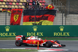 Sebastian Vettel, Ferrari SF16-H pasa frente a sus fans