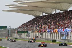 Daniil Kvyat, Red Bull Racing RB12 y Fernando Alonso, McLaren MP4-31