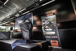 Noch verhüllt: das KTM-Bike