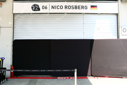Porte chiuse al box di Nico Rosberg, Mercedes AMG F1 dopo il suo incidente nella terza sessione di p
