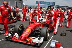 Sebastian Vettel, Ferrari SF16-H on the grid