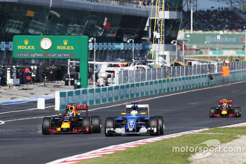 Marcus Ericsson, Sauber C35 is lapped by Daniel Ricciardo, Red Bull Racing RB12