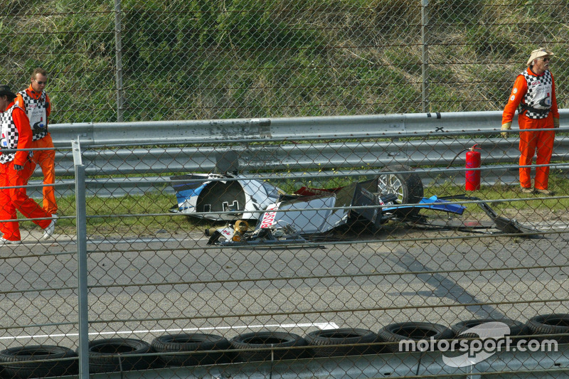 Parts of the heavily damaged car of Peter Dumbreck, OPC Team Phoenix, Opel Vectra GTS V8, after cras