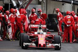 Sebastian Vettel, Ferrari SF16-H s'arrête aux stands