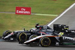 Fernando Alonso, McLaren MP4-31 y Sergio Pérez, Sahara Force India F1 VJM09