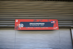 Garaje cerrado de #10 Dragonspeed BR Engineering BR1: Henrik Hedman, Ben Hanley, Pietro Fittipaldi