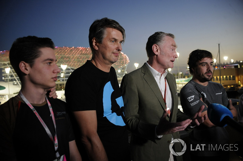 Fernando Alonso, McLaren en Cem Bolukbasi, G2 Esports Gamer, Sean Bratches, Formula One Managing Dir