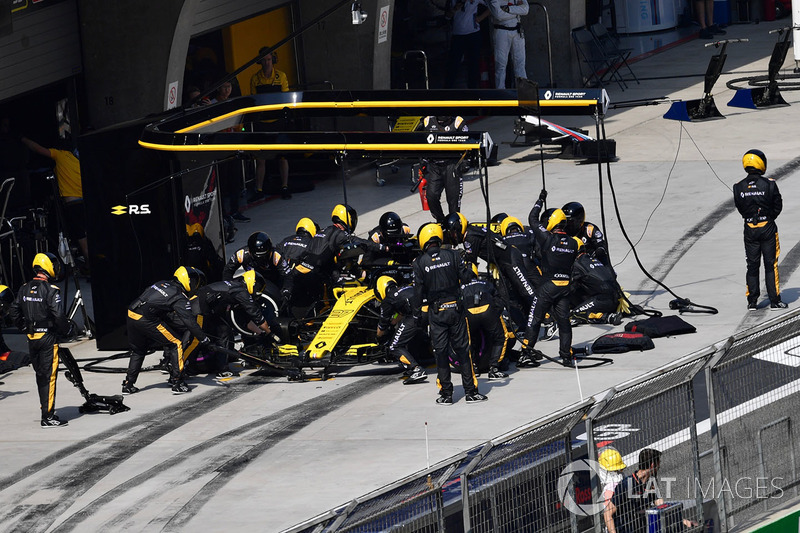 Nico Hulkenberg, Renault Sport F1 Team R.S. 18 pit stop