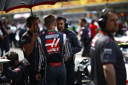 Kevin Magnussen, Haas F1 Team, in griglia con gli ingegneri Haas F1