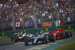Lewis Hamilton, Mercedes AMG F1 W09, lidera por delante de Kimi Raikkonen, Ferrari SF71H, Sebastian Vettel, Ferrari SF71H, Kevin Magnussen, Haas F1 Team VF-18 Ferrari, Max Verstappen, Red Bull Racing RB14 Tag Heuer, and Romain Grosjean, Haas F1 Team VF-18 Ferrari, en la salida