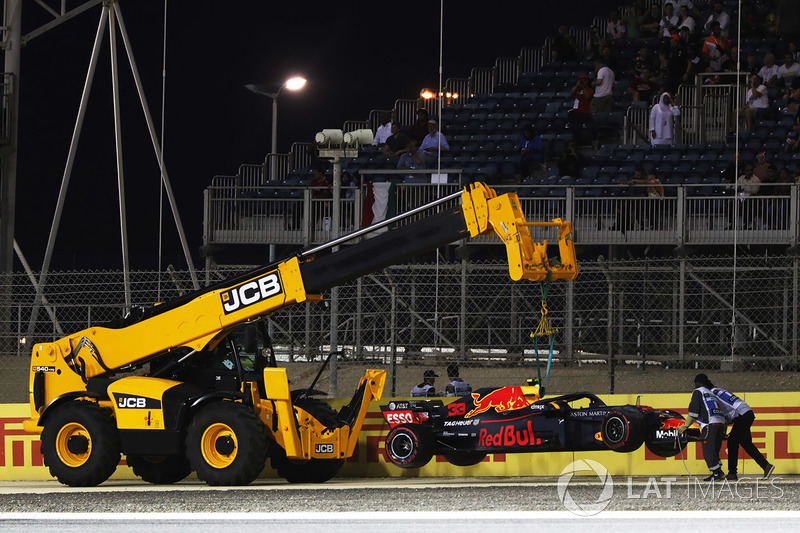 Max Verstappen, Red Bull Racing RB14 Tag Heuer, crashes in qualifying