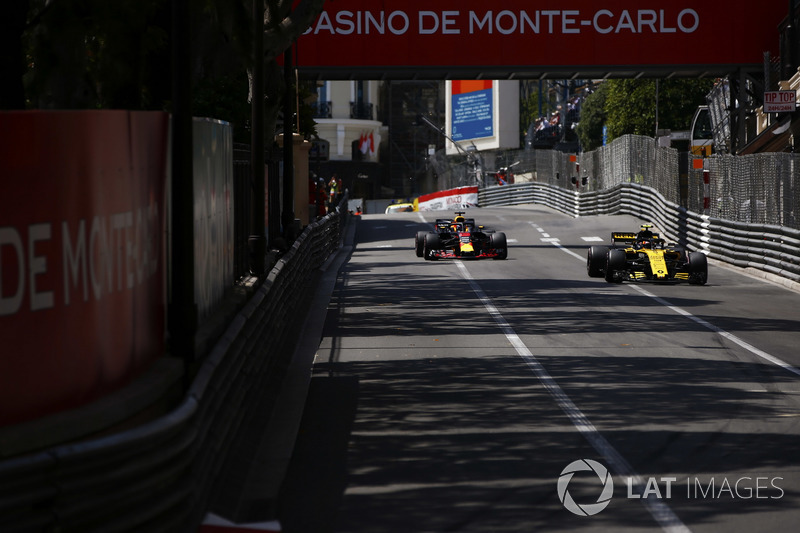 Carlos Sainz Jr., Renault Sport F1 Team R.S. 18., devant Daniel Ricciardo, Red Bull Racing RB14