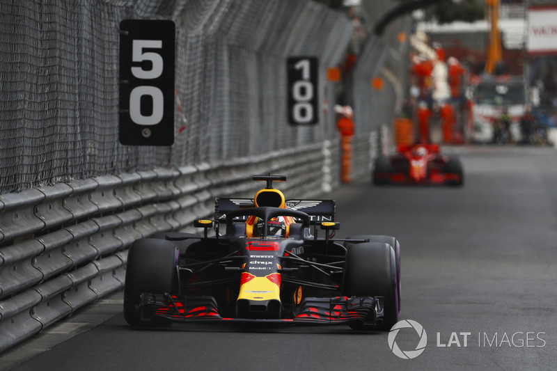 Daniel Ricciardo, Red Bull Racing RB14, leads Sebastian Vettel, Ferrari SF71H