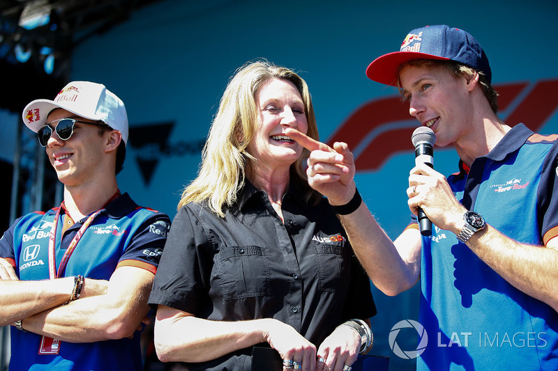 Pierre Gasly, Toro Rosso, et Brendon Hartley, Toro Rosso, avec Louise Goodman