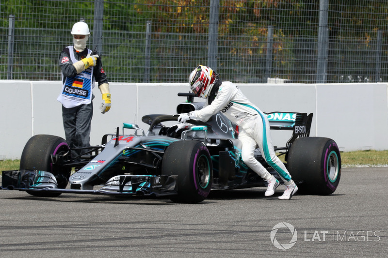 Lewis Hamilton, Mercedes-AMG F1 W09 se detiene en la pista y empuja su auto