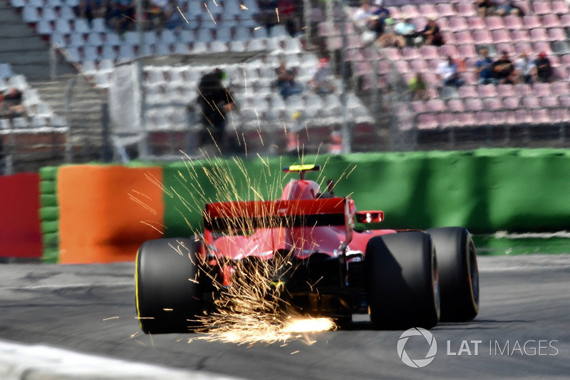 Kimi Raikkonen, Ferrari SF71H, solleva scintille