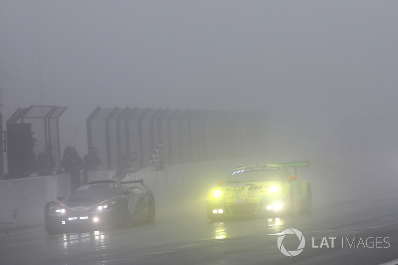 Финиш: Рихард Лиц, Патрик Пиле, Фредерик Маковецки, Ник Тэнди, Manthey Racing, Porsche 911 GT3 R (№912)