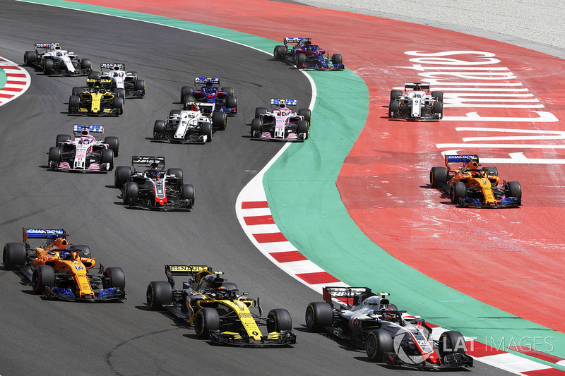 Start: Kevin Magnussen, Haas F1 Team VF-18, leads Carlos Sainz Jr., Renault Sport F1 Team R.S. 18, Fernando Alonso, McLaren MCL33 and Romain Grosjean, Haas F1 Team VF-18, as Stoffel Vandoorne, McLaren MCL33, and Marcus Ericsson, Sauber C37, run wide