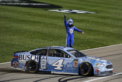 Race winner Kevin Harvick, Stewart-Haas Racing, Ford Fusion Busch Light