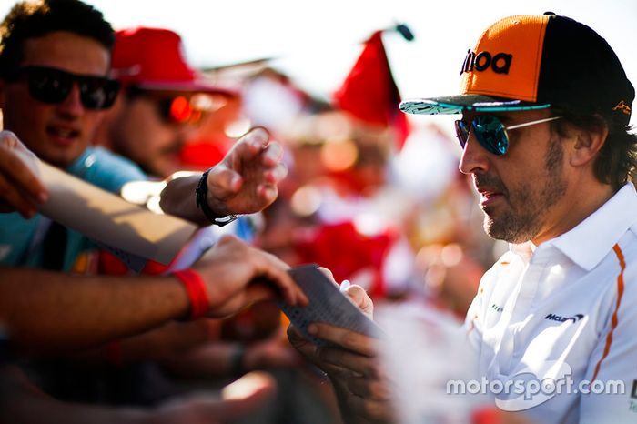 Fernando Alonso, McLaren, firma autógrafos a los fans