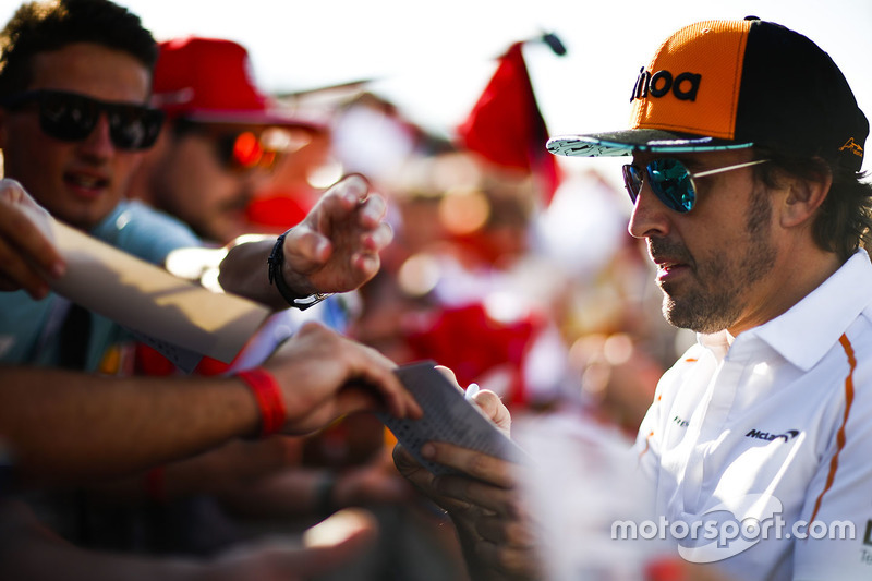Fernando Alonso, McLaren, firma autógrafos a los fans